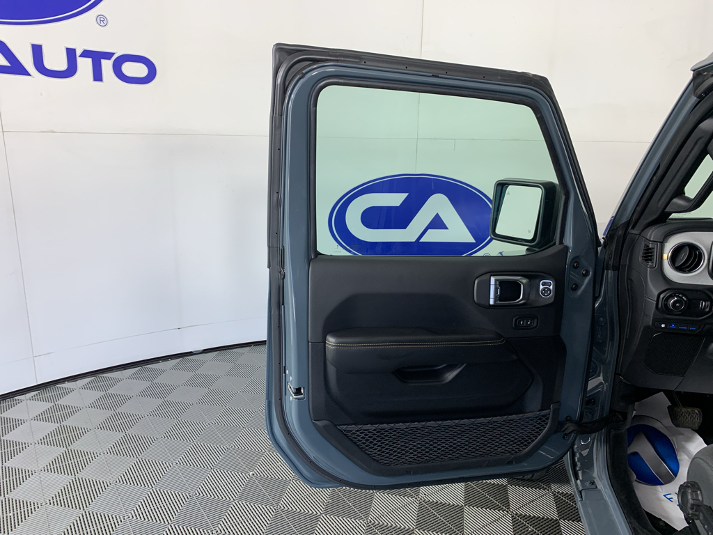 Vehicle photo 13