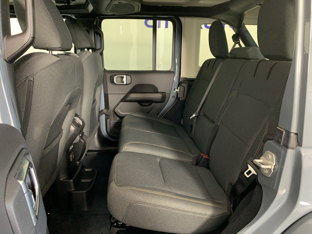 Vehicle photo 30