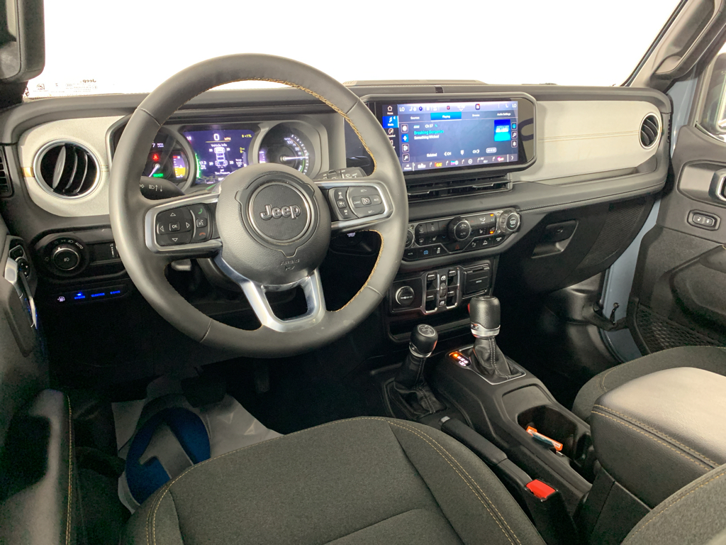 Vehicle photo 32