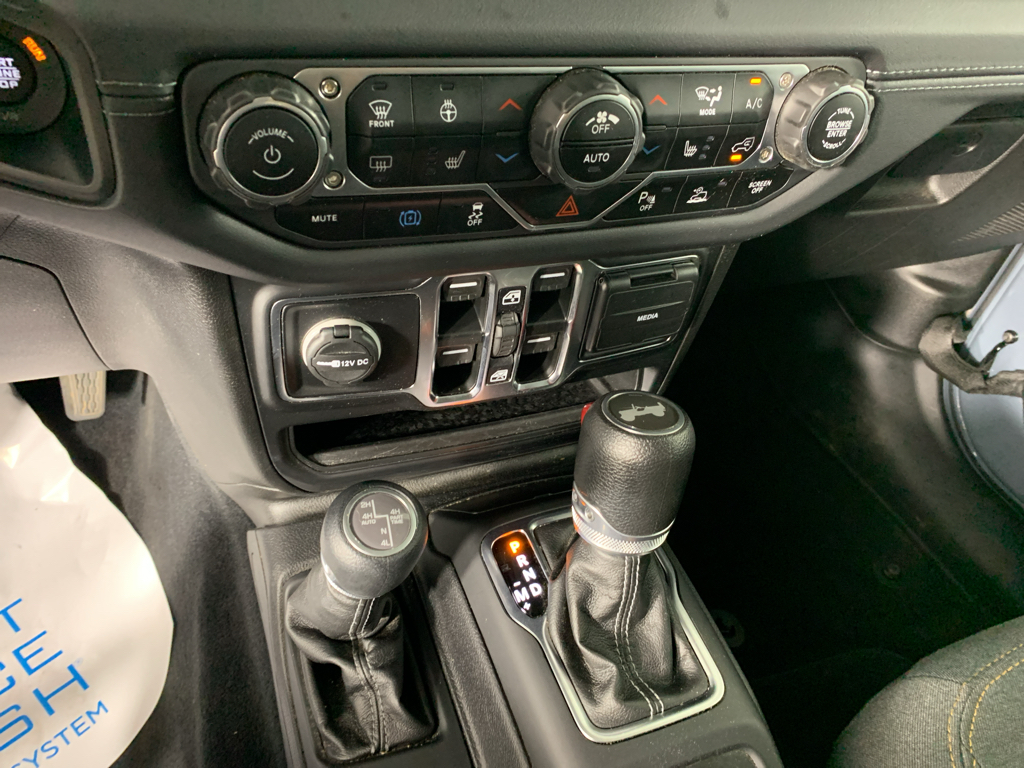 Vehicle photo 23