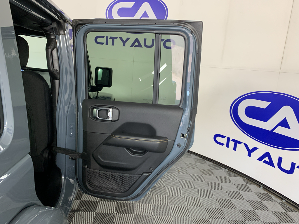 Vehicle photo 34