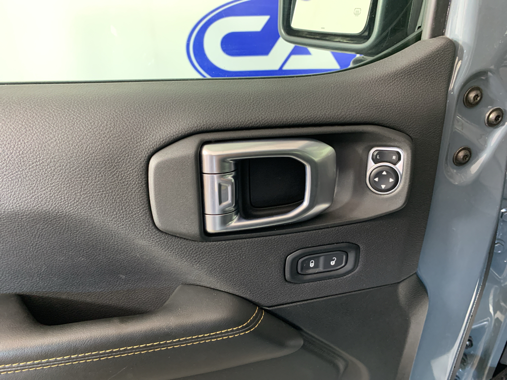 Vehicle photo 14