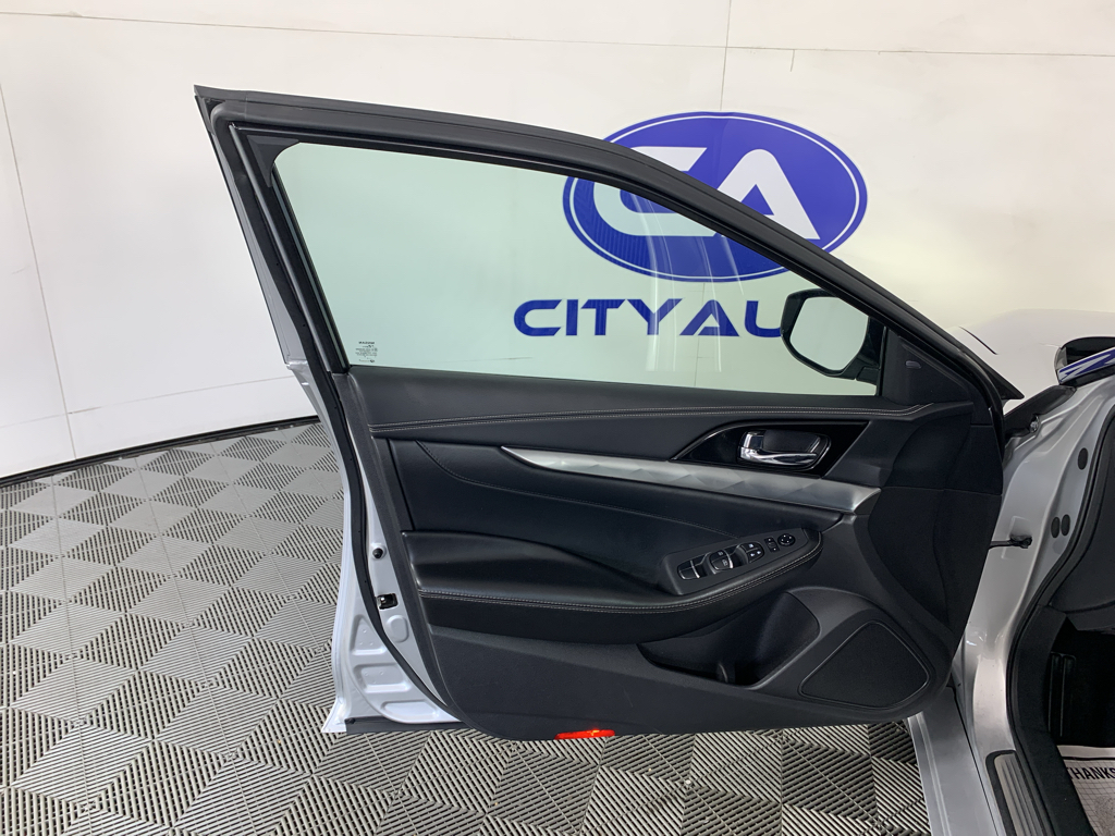 Vehicle photo 12