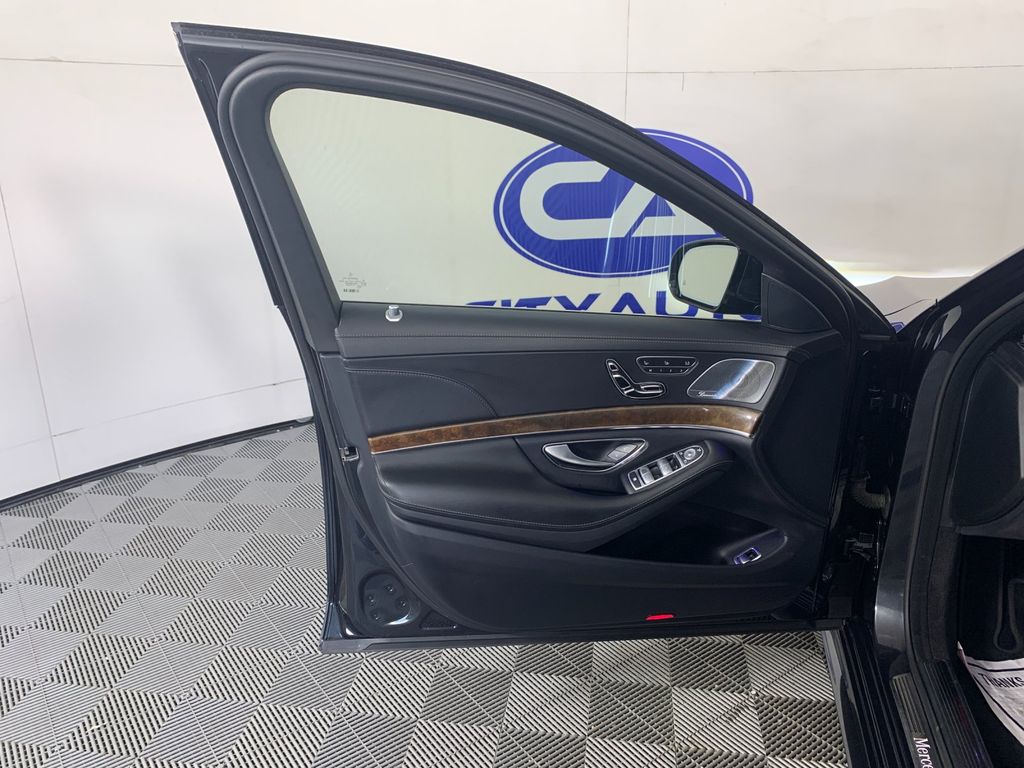 Vehicle photo 12