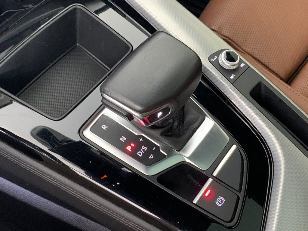 Vehicle photo 24