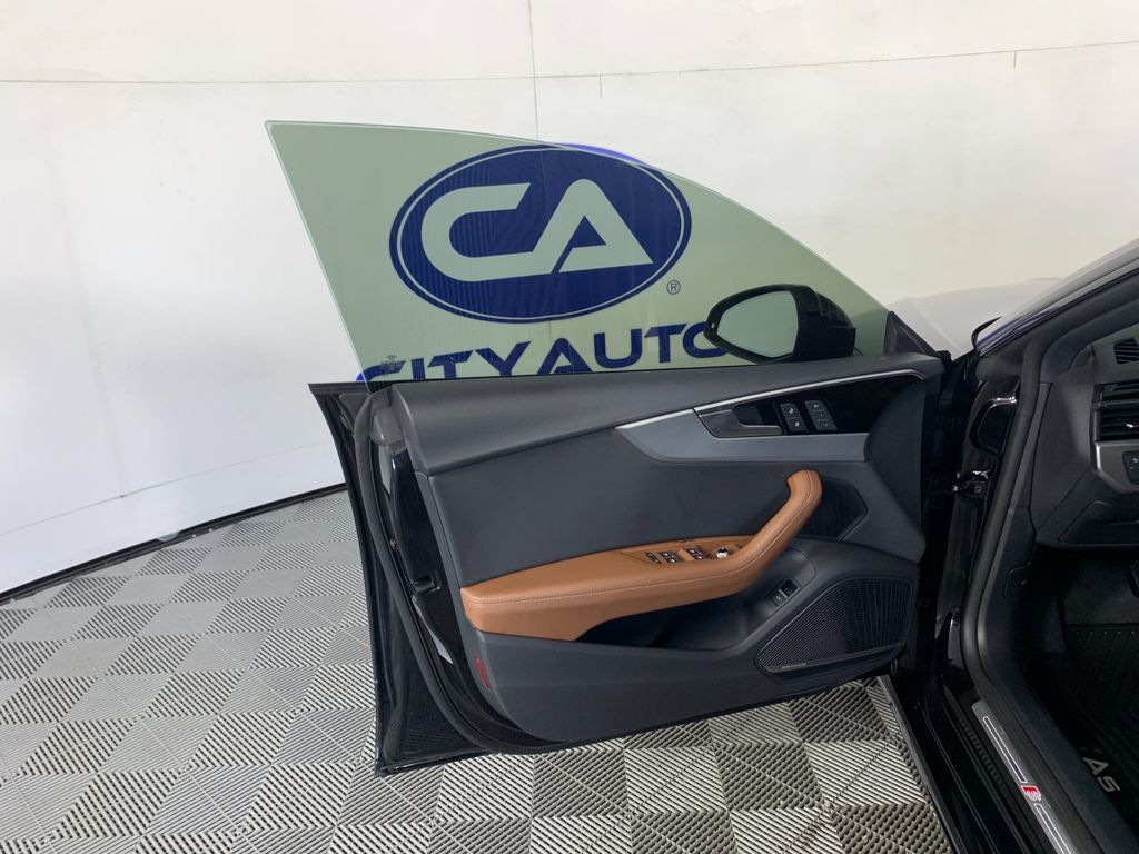 Vehicle photo 13
