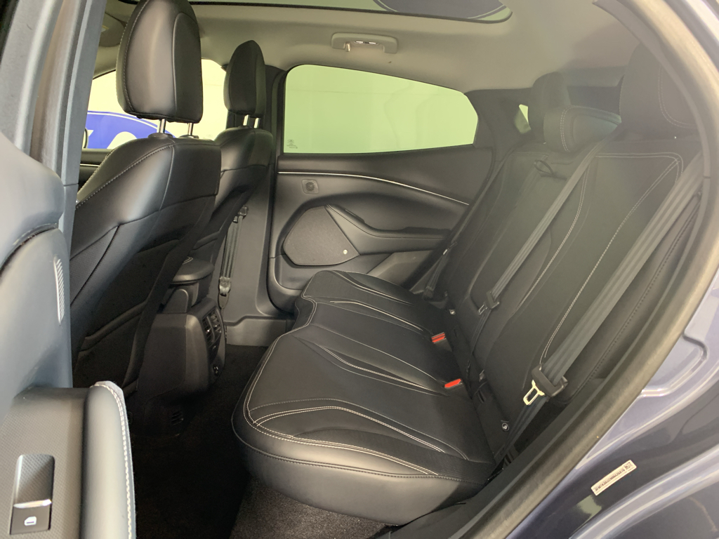 Vehicle photo 30