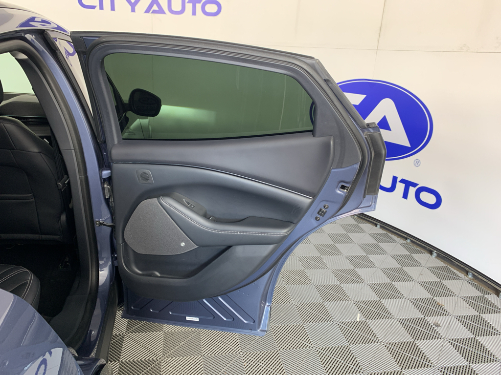 Vehicle photo 34