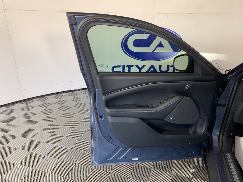 Vehicle photo 13