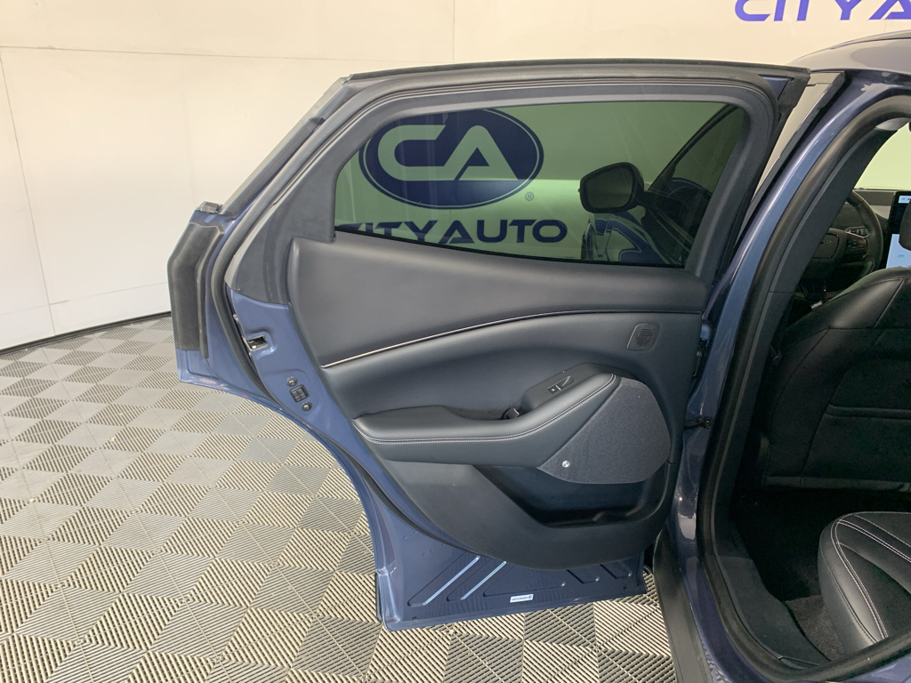 Vehicle photo 28