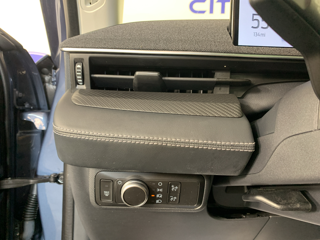 Vehicle photo 16