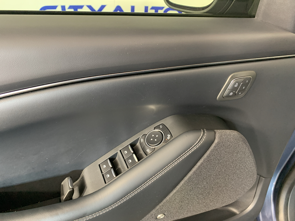 Vehicle photo 14