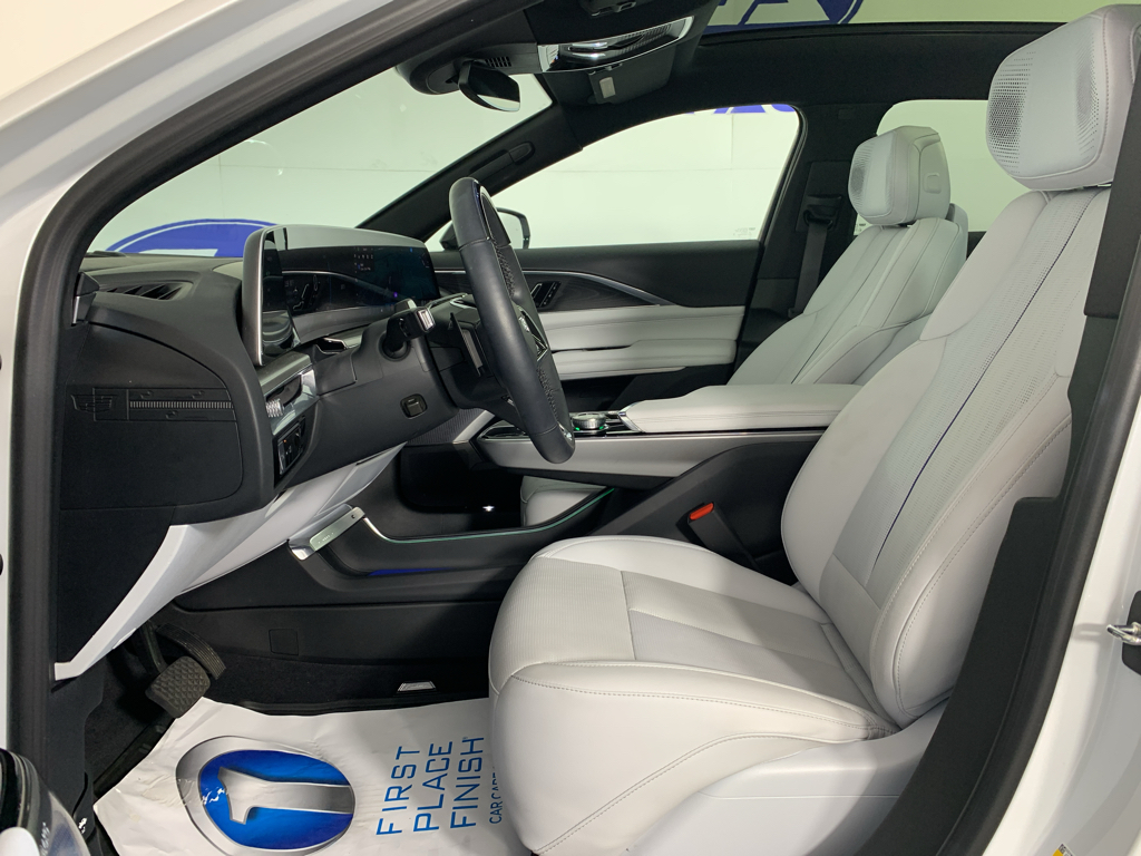 Vehicle photo 15