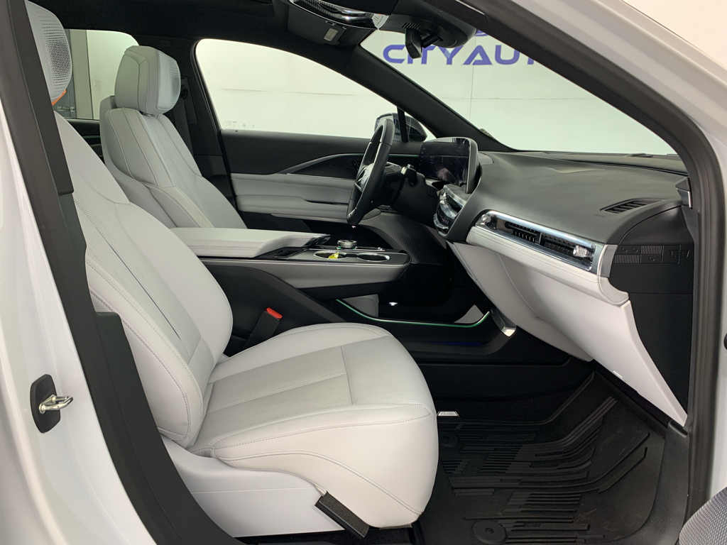 Vehicle photo 43