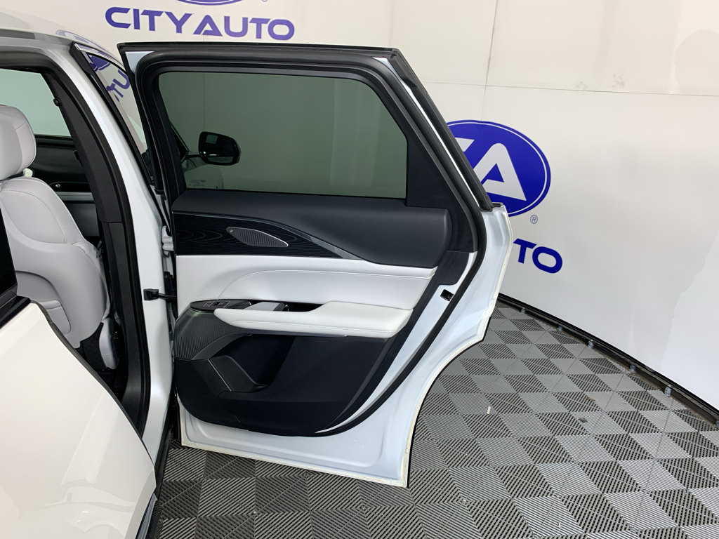 Vehicle photo 38
