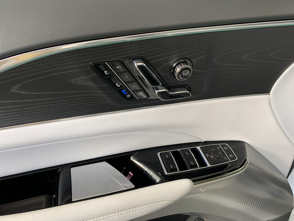 Vehicle photo 14