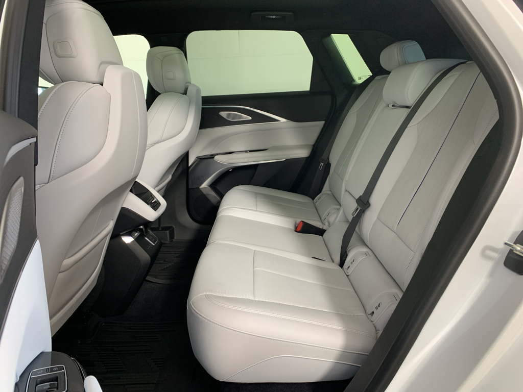 Vehicle photo 34