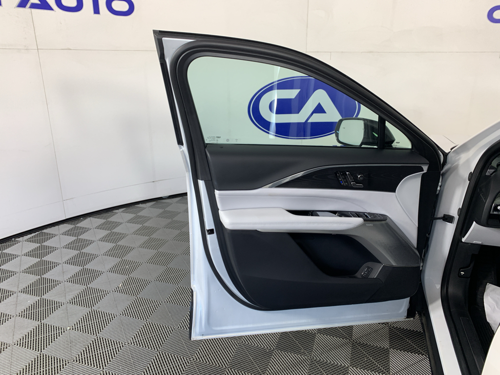 Vehicle photo 13