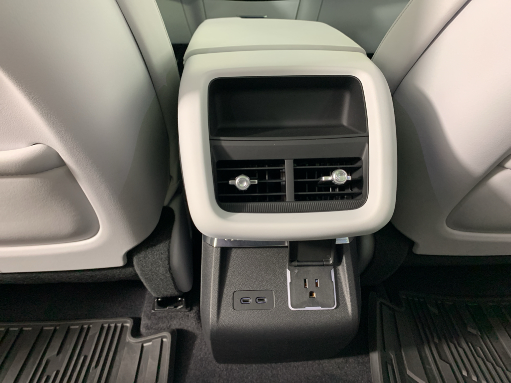 Vehicle photo 35
