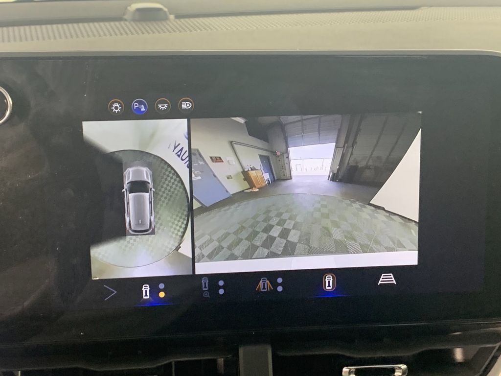 Vehicle photo 26