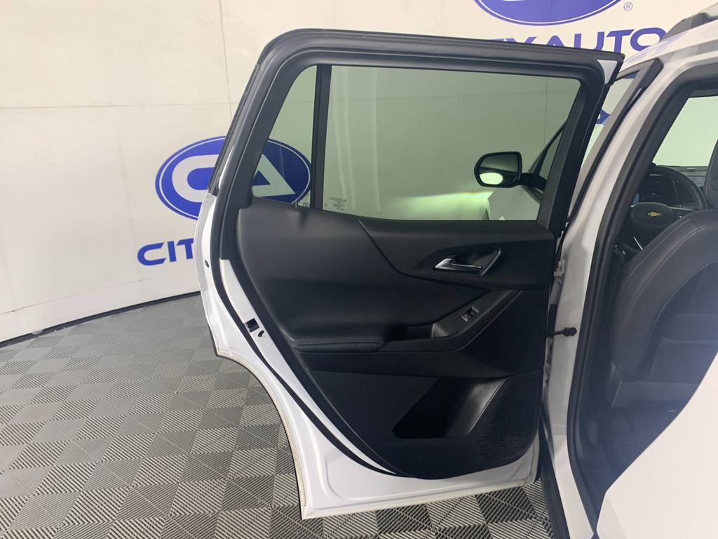 Vehicle photo 30