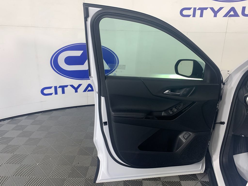 Vehicle photo 13