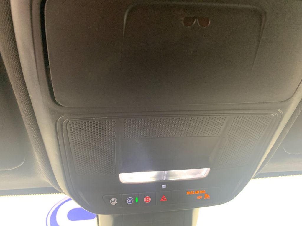 Vehicle photo 28