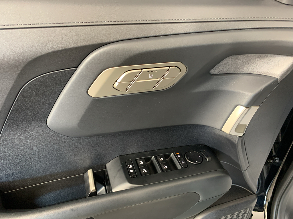 Vehicle photo 14