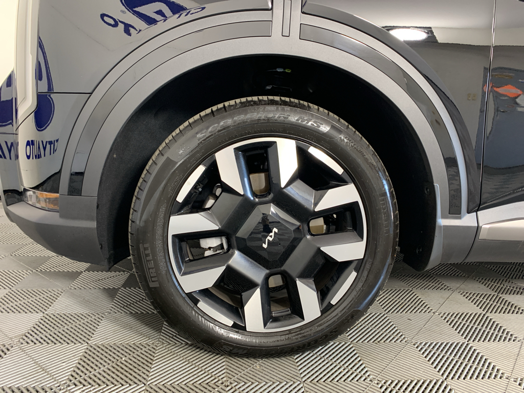 Vehicle photo 11