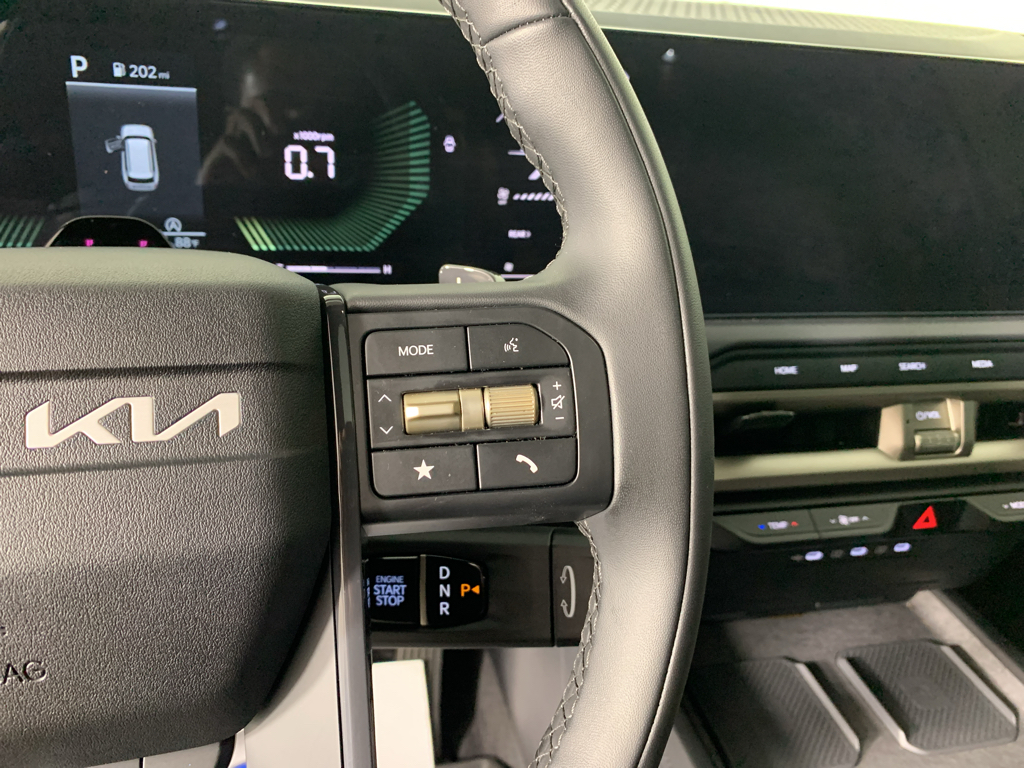 Vehicle photo 19