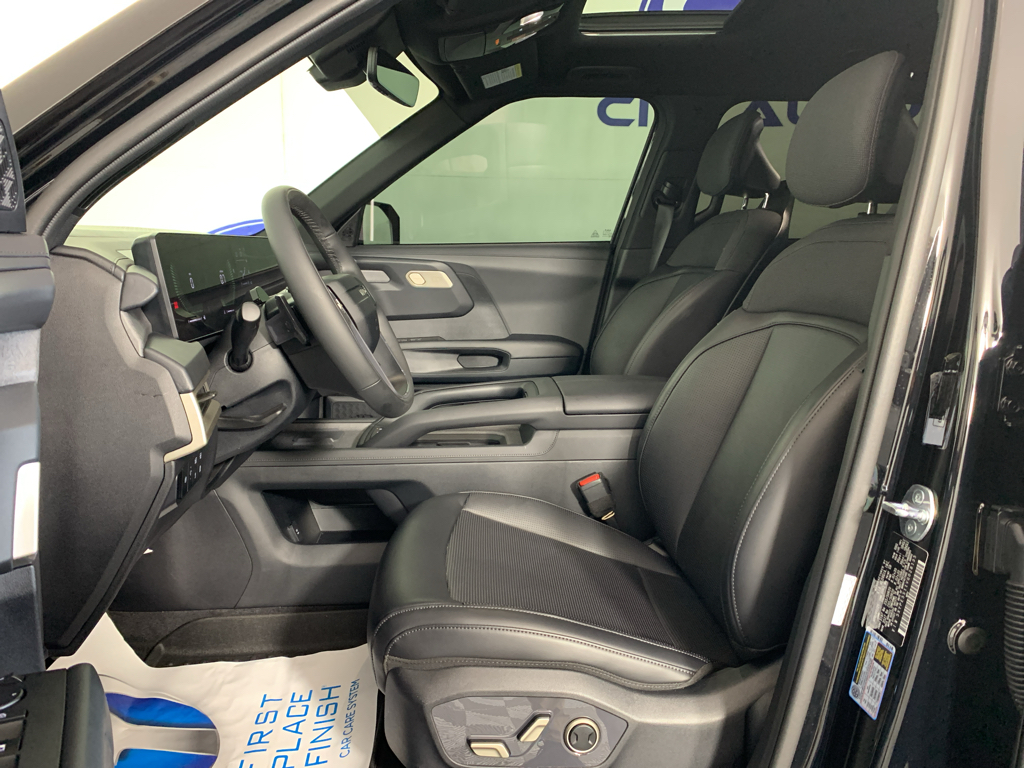 Vehicle photo 15