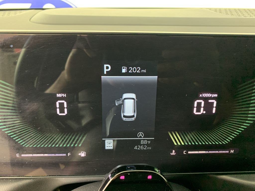 Vehicle photo 23