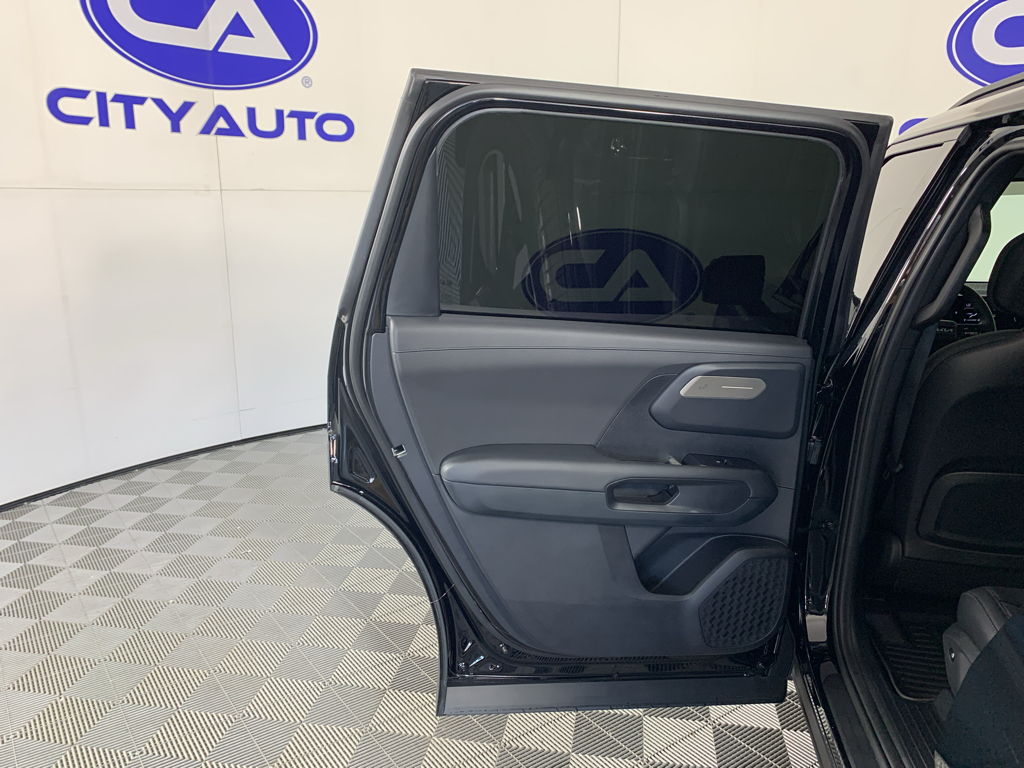 Vehicle photo 31