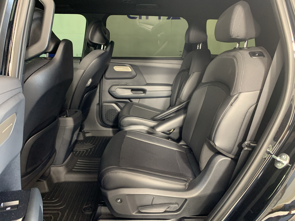 Vehicle photo 33
