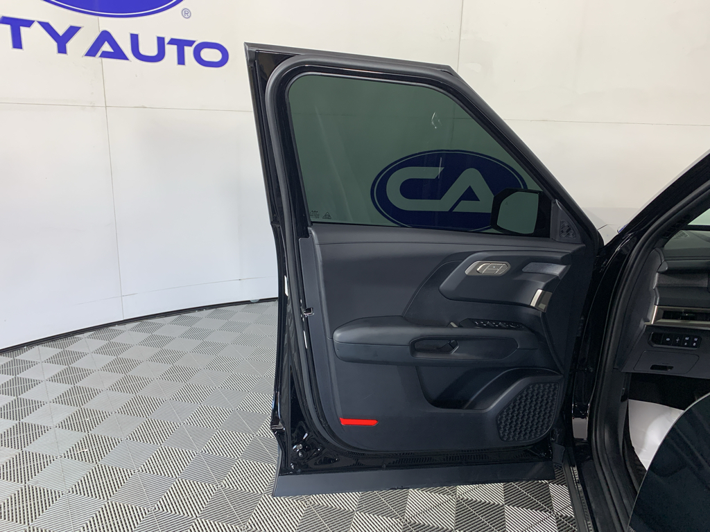 Vehicle photo 13