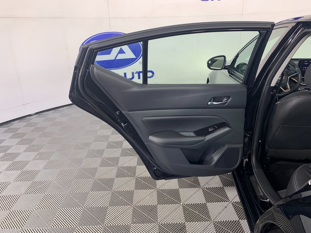 Vehicle photo 30