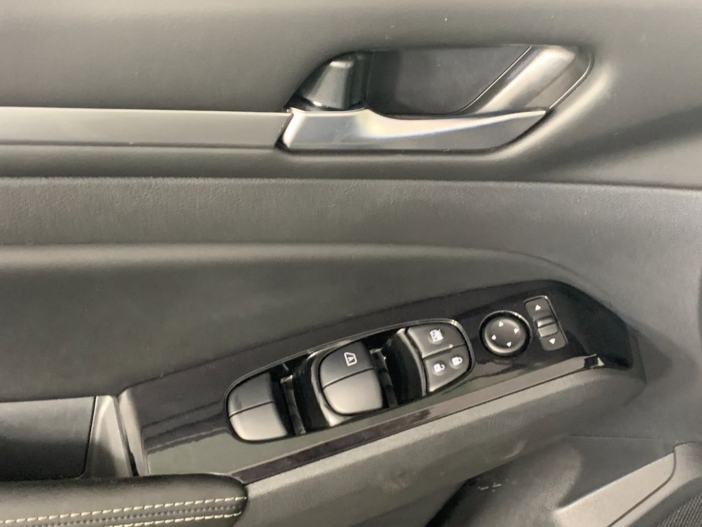 Vehicle photo 14