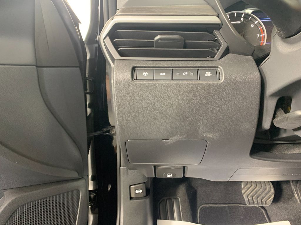 Vehicle photo 16