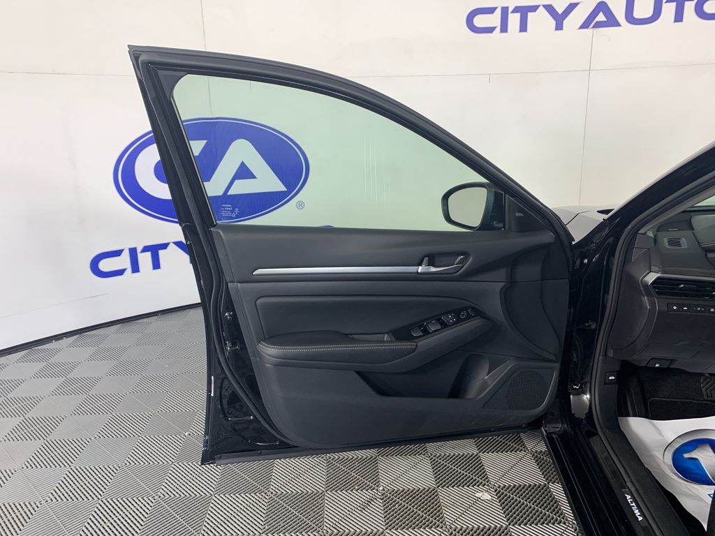 Vehicle photo 13