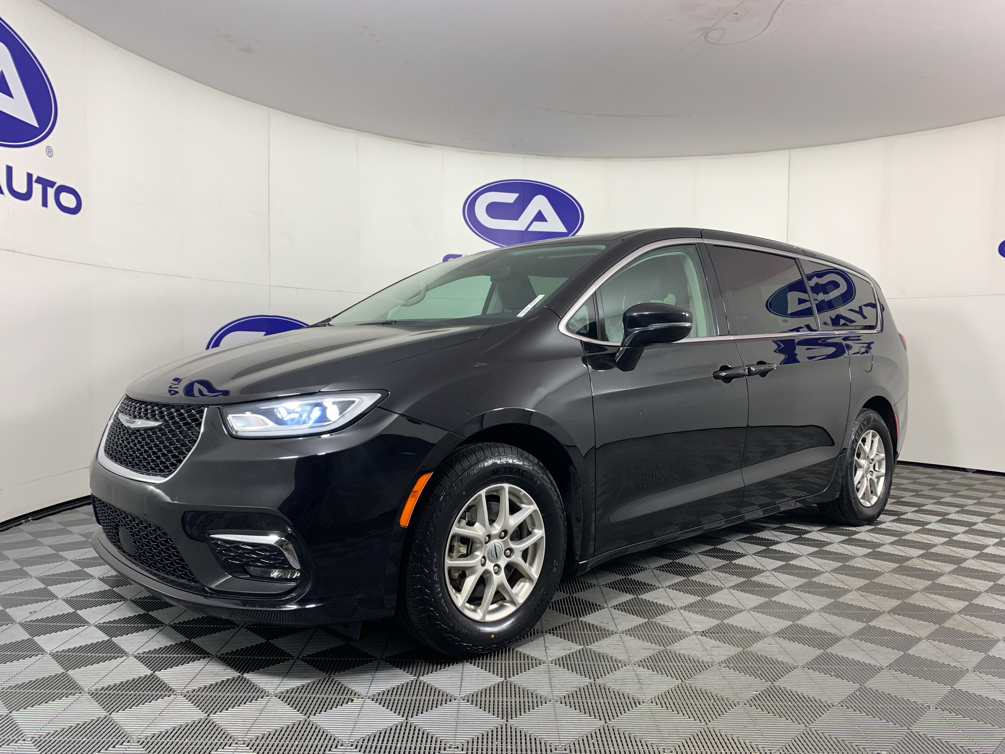 Used 2024 Chrysler Pacifica Van