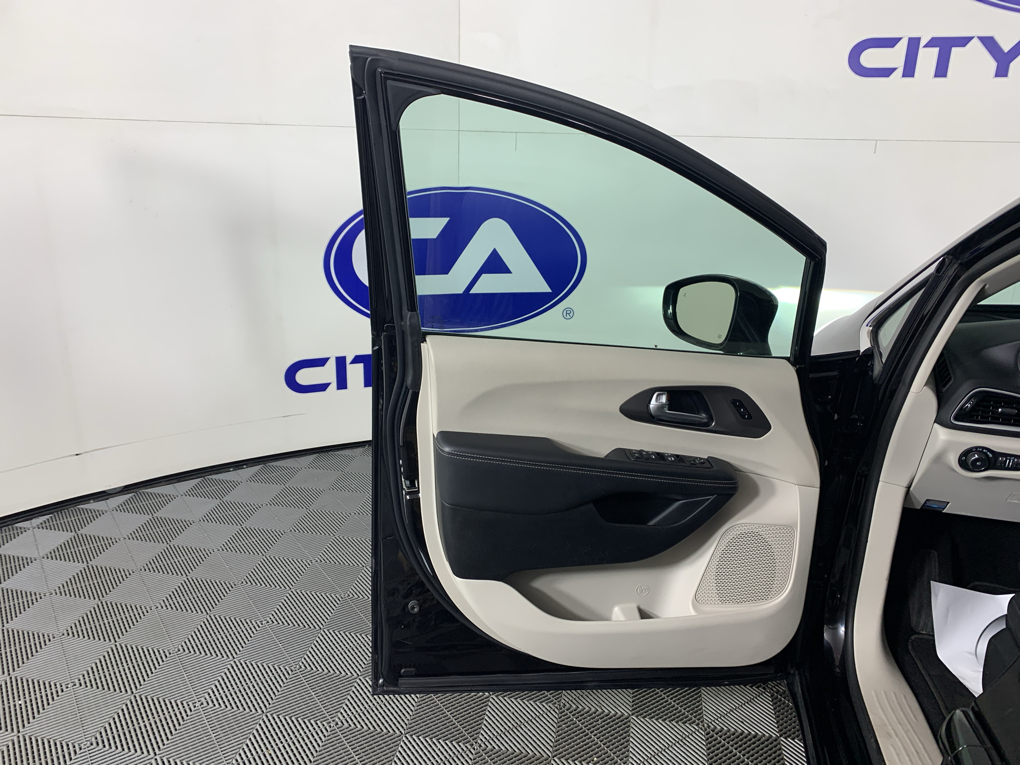 Used 2024 Chrysler Pacifica Van