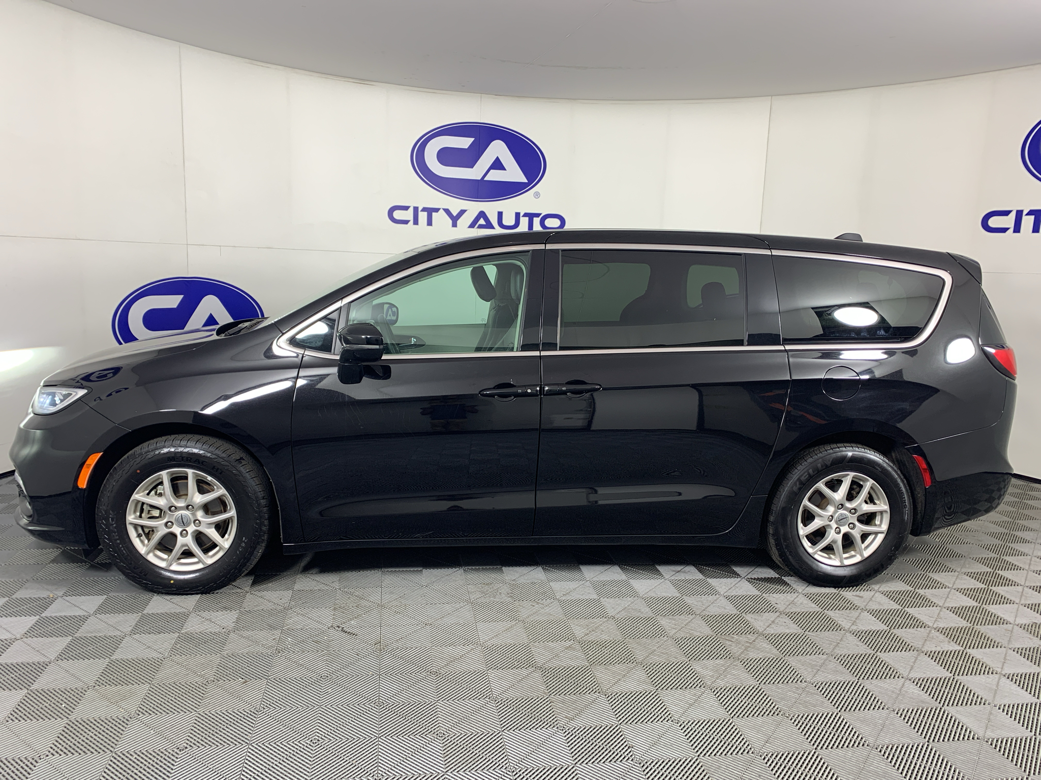Used 2024 Chrysler Pacifica Van