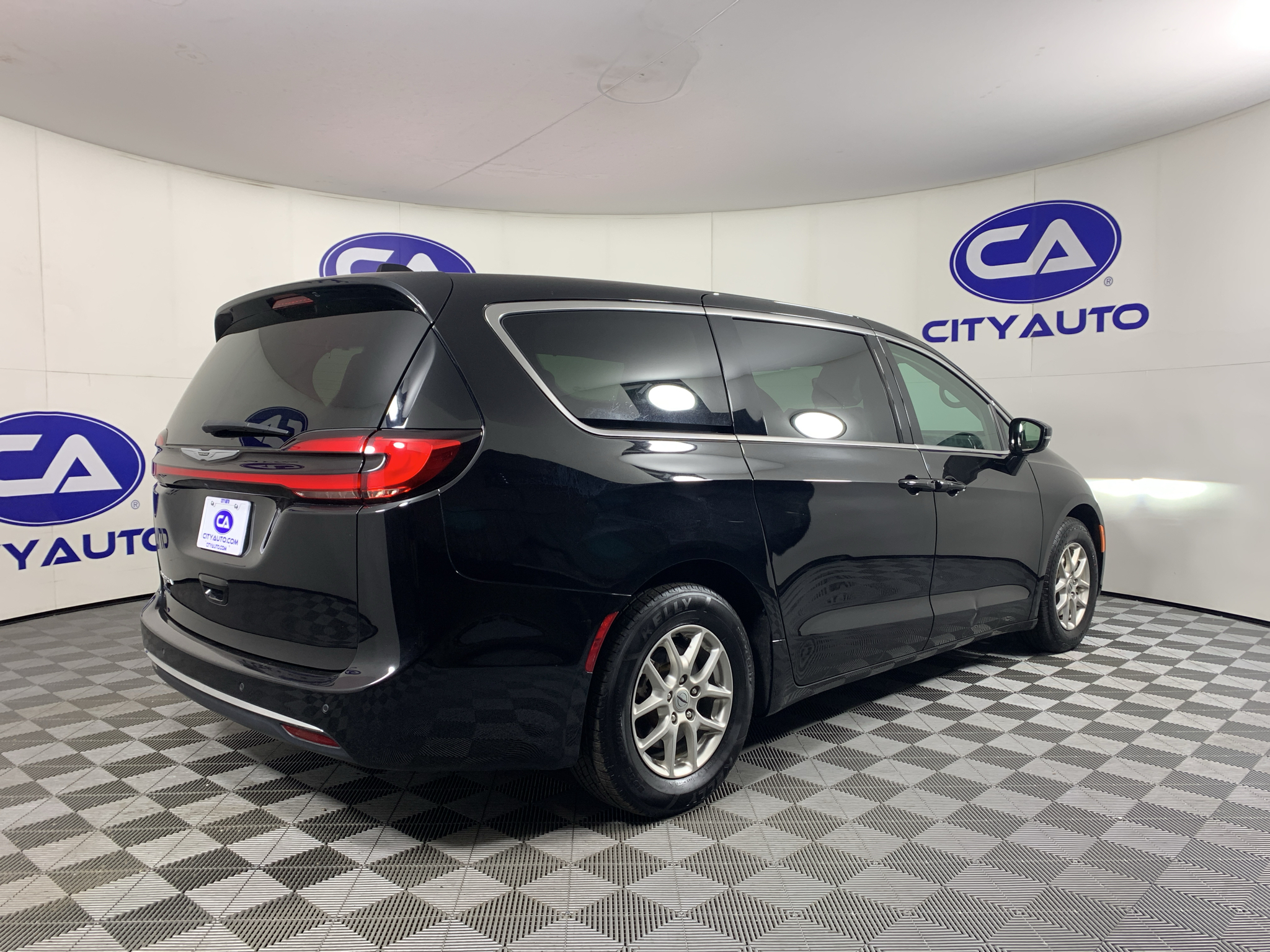 Used 2024 Chrysler Pacifica Van