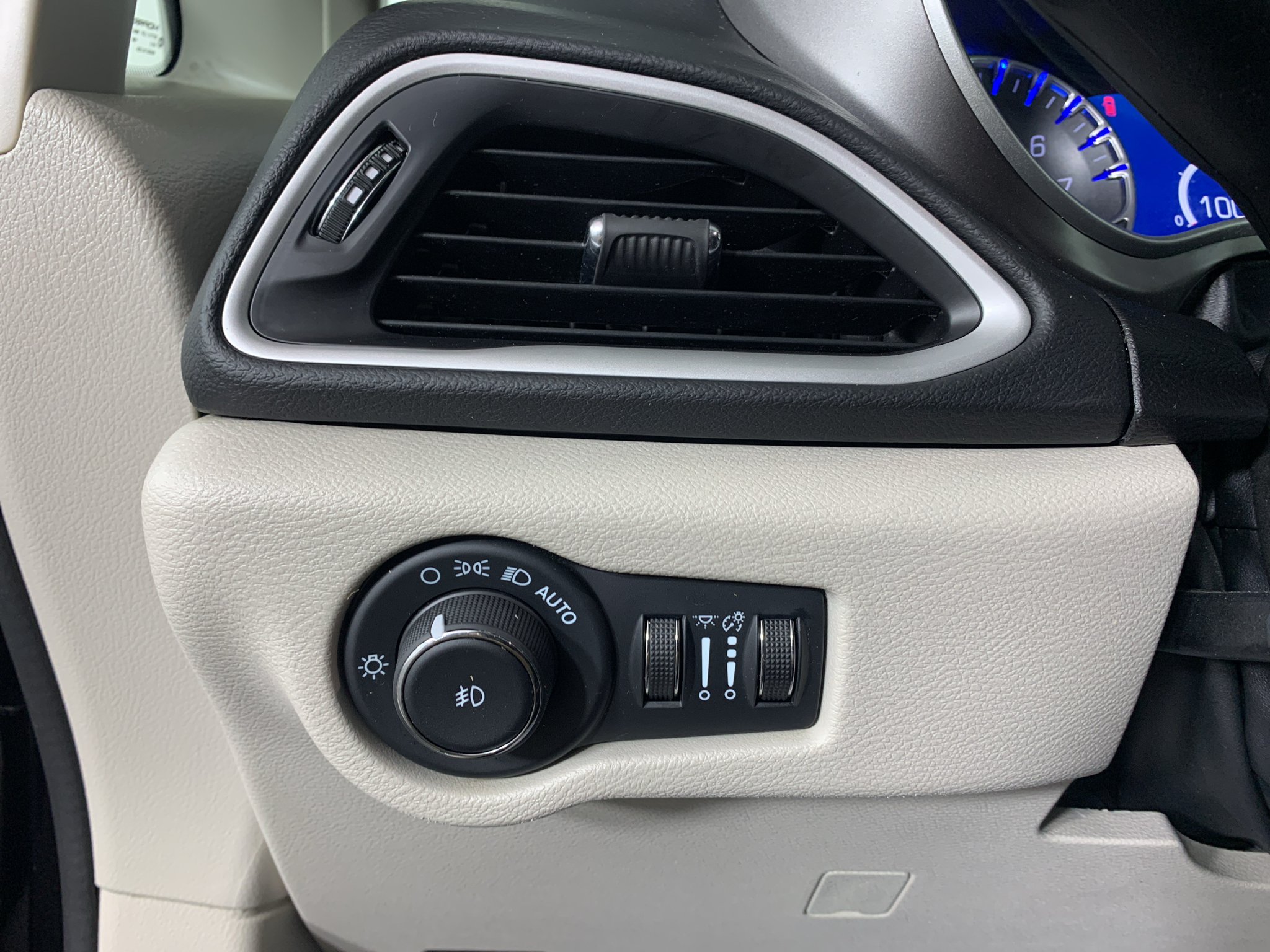 Used 2024 Chrysler Pacifica Van