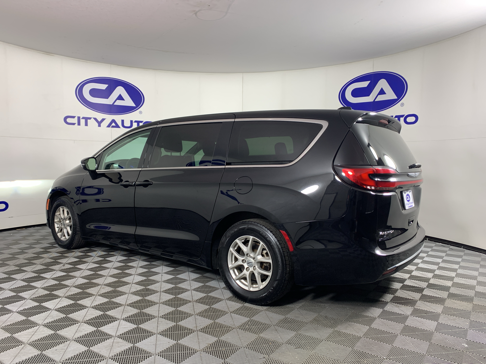 Used 2024 Chrysler Pacifica Van