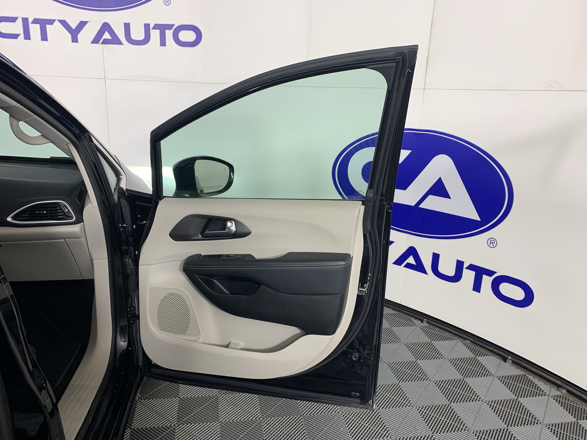 Used 2024 Chrysler Pacifica Van