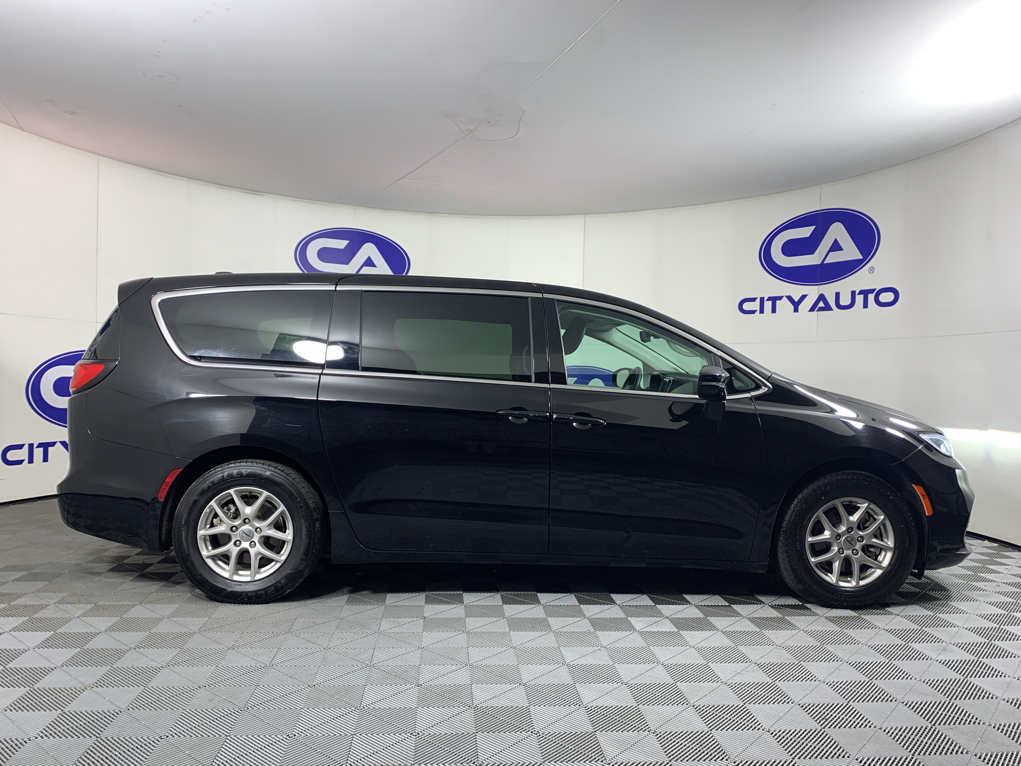 Used 2024 Chrysler Pacifica Van