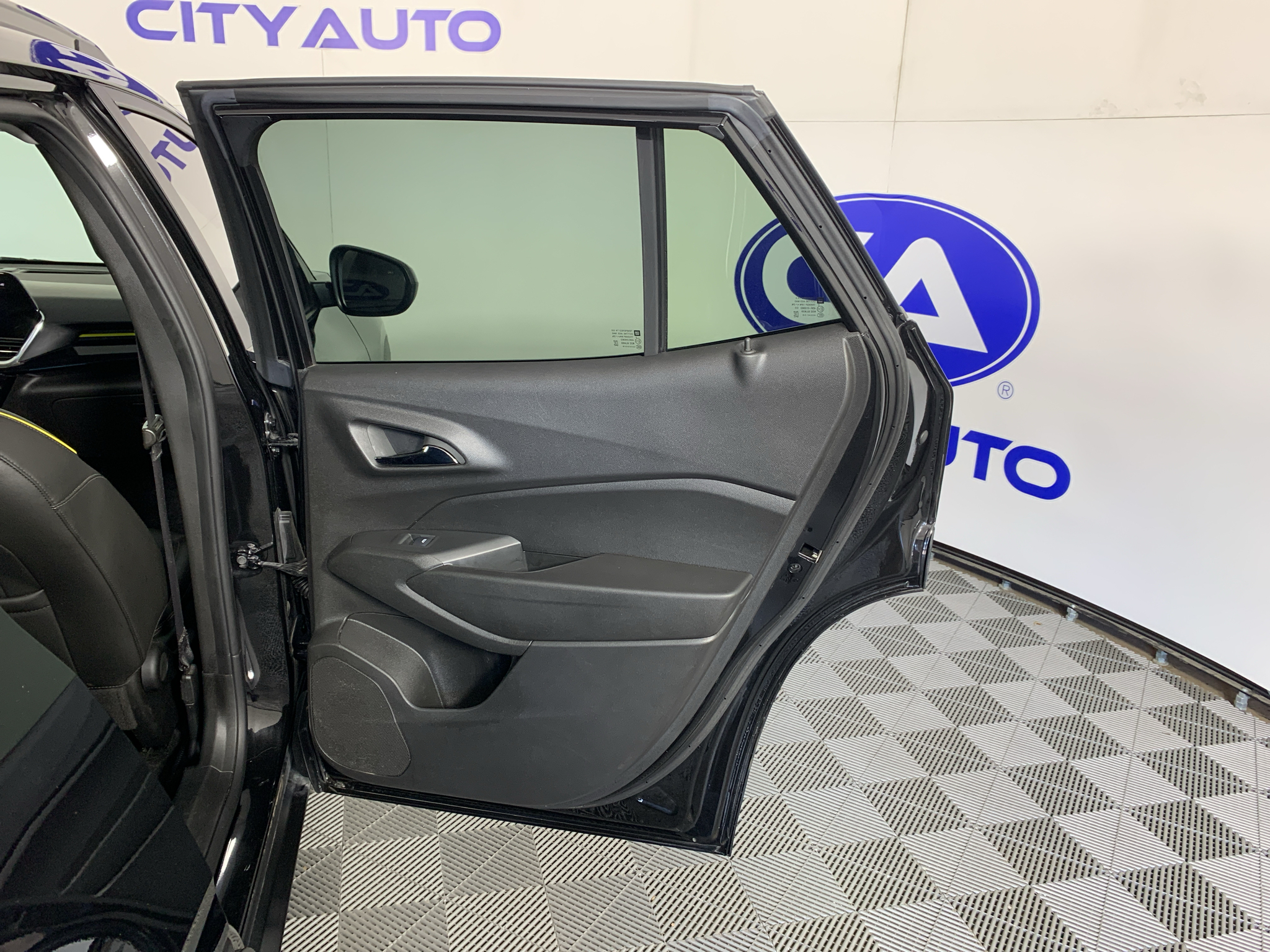 Used 2025 Chevrolet Trax SUV