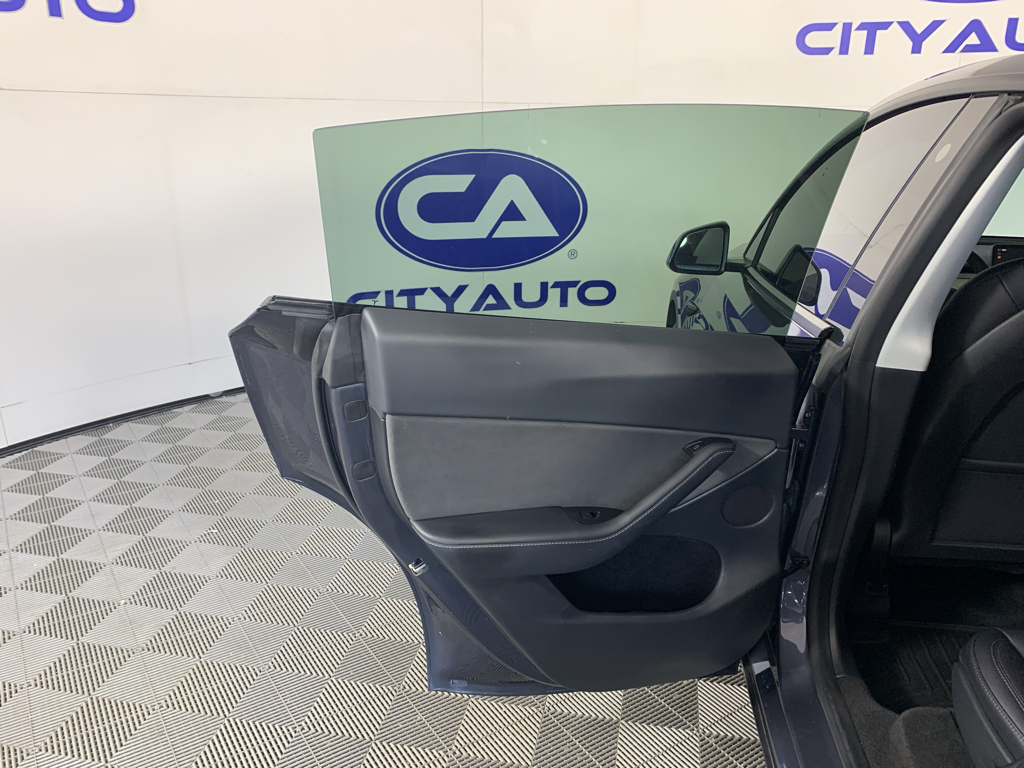 Vehicle photo 26