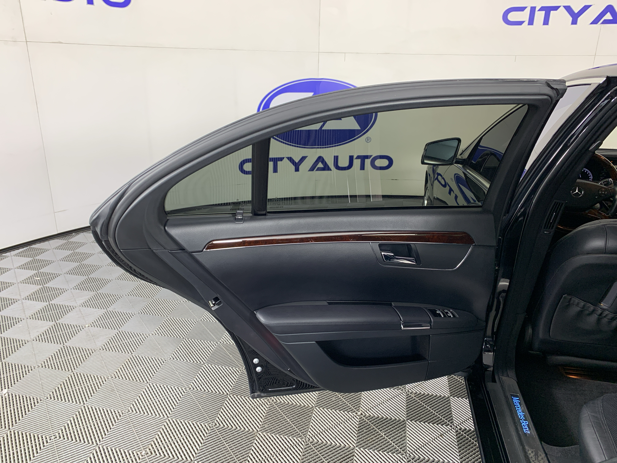 Vehicle photo 30